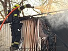Pra��t� hasi�i zasahovali u po��ru provizorn�ho p��st�e�ku v ulici Vltavan�....