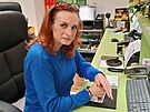 Daniela Tautermannov, vedouc bodarskho infocentra, raztkuje posledn...