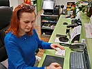 Daniela Tautermannov, vedouc bodarskho infocentra, raztkuje posledn...