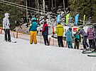 Na svahy do Pece pod Snkou vyrazily v deti a vtru jen destky lya a...