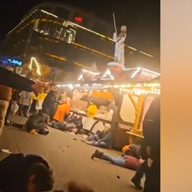 �idi� na v�no�n�m trhu v n�meck�m Magdeburgu najel do davu. Policie ho na m�st� zadr�ela. Informace o p��padn�ch ob�tech zat�m nejsou ofici�ln� dostupn�. Z�chrann� slu�ba v Magdeburgu uvedla, �e p�i �toku bylo zran�no 60 a� 80 lid�. (20. prosince 2024)