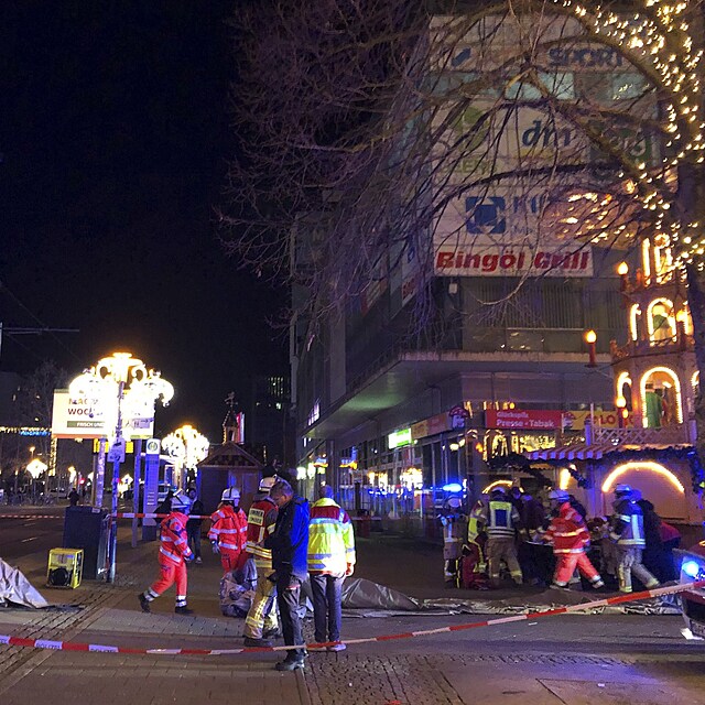 �idi� na v�no�n�m trhu v n�meck�m Magdeburku najel ve�er do davu. (20. prosince 2024)