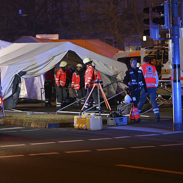 �idi� na v�no�n�m trhu v n�meck�m Magdeburku najel ve�er do davu. (20. prosince 2024)