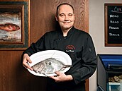 �éfkucha� Karel Matyá� z pra�ské st�edomo�ské restaurace (na snímku s rybou sv....