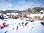 Biatlonisté na trati stíhacího závodu v Le Grand Bornand
