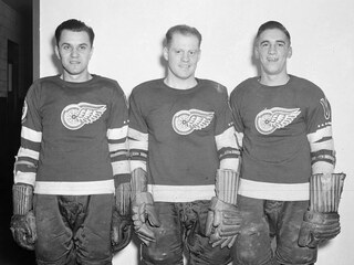 Nejstarí ijící hokejista NHL Steve Wochy (vlevo) bhem sezony 1944/45 v dresu...