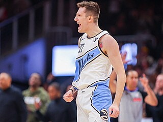 Vít Krejí z Atlanty se raduje z úspné akce v zápase s Chicagem.