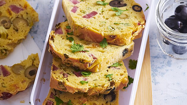 Sýrový chlebíek s olivami a uzeným masem