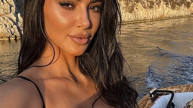 Podnikatelka Kim Kardashianov vystavila sv kivky na odiv na dovolen na Sardinii.