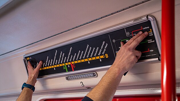 Instalace novch schmat linek praskho metra, tzv. jezevk, do vagon jednotlivch souprav (prosinec 2024)