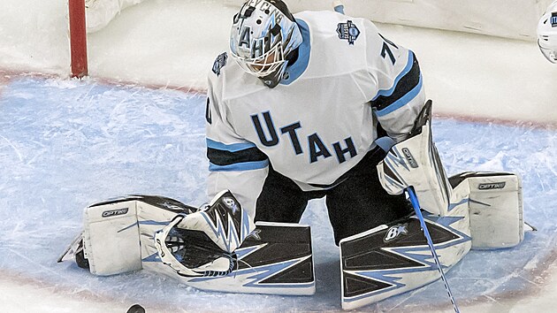 Brank�� Karel Vejmelka z Utah Hockey zasahuje v z�pase s Minnesota Wild.