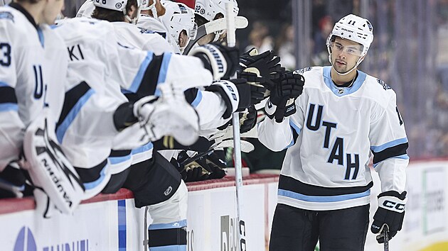 Dylan Guenther z Utah Hockey Club se raduje se stdakou z trefy proti Minnesota Wild.