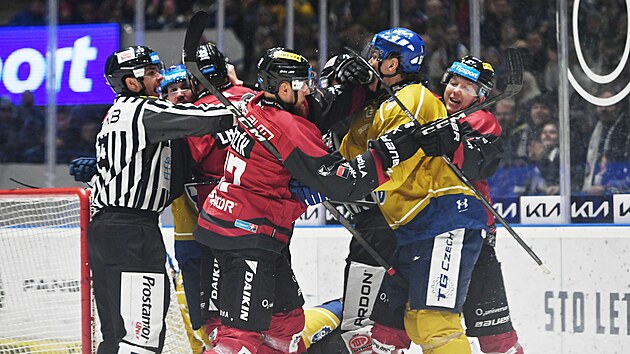 Poty�ka mezi hokejisty Kladna a Sparty.