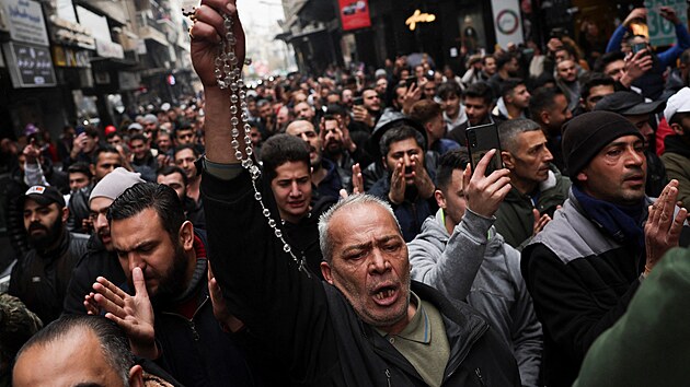 Demonstranti vy�li do ulic syrsk�ho Dama�ku, aby protestovali proti sp�len� v�no�n�ho stromu u m�sta Ham�. (24. prosince 2024)