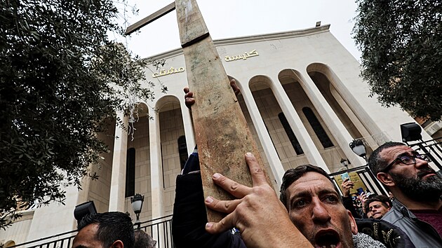 Demonstranti vy�li do ulic syrsk�ho Dama�ku, aby protestovali proti sp�len� v�no�n�ho stromu u m�sta Ham�. (24. prosince 2024)