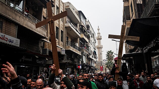 Demonstranti vy�li do ulic syrsk�ho Dama�ku, aby protestovali proti sp�len� v�no�n�ho stromu u m�sta Ham�. (24. prosince 2024)