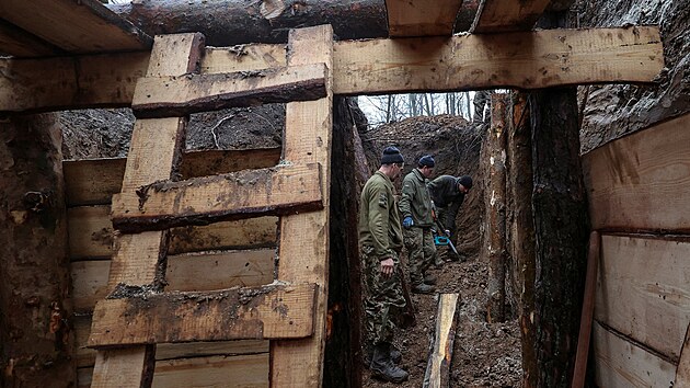 Ukrajin�t� voj�ci buduj� z�kop v Charkovsk� oblasti na Ukrajin�. (22. prosince 2024)