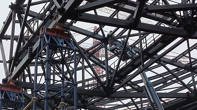 Posledn dva vaznky pidaj stavebnci v lednu, cel stecha by mla bt prvn vrstvou plechu zakryta v noru.