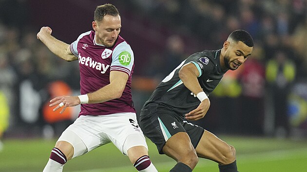 Obr�nce Vladim�r Coufal z West Hamu (vlevo) a Cody Gakpo z Liverpoolu