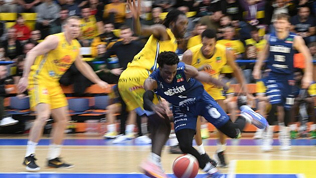 D���nsk� Jordan Ogundiran bojuje o m�� v utk�n� proti �st�.