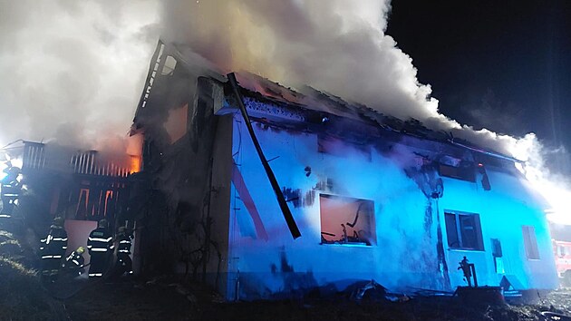 Po��r v obci Lazn�ky na P�erovsku zni�il opravenou hospodu.