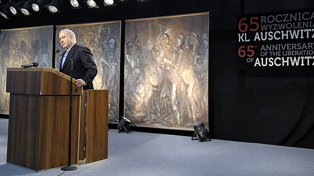Izraelsk� premi�r Benjamin Netanjahu se ��astn� pietn�ho aktu k v�ro�� 65 let, kdy do�lo k osvobozen� nacistick�ho koncentra�n�ho a vyhlazovac�ho t�bora Osv�tim-B�ezinka. (27. ledna 2010)