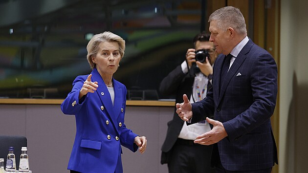 Slovensk premir Robert Fico na summitu ldr zem Evropsk unie po boku pedsedkyn Evropsk komise Ursuly von der Leyenov. (19. prosince 2024)