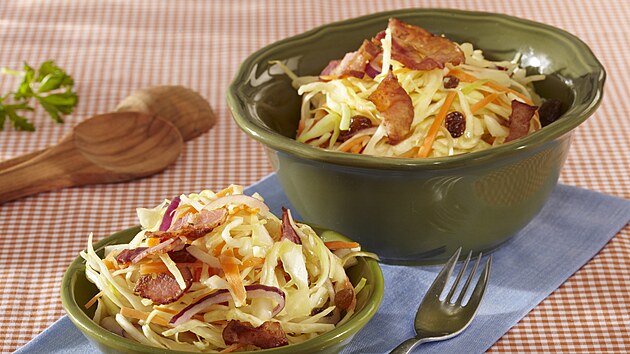 Zelný salát s mrkví a slaninou