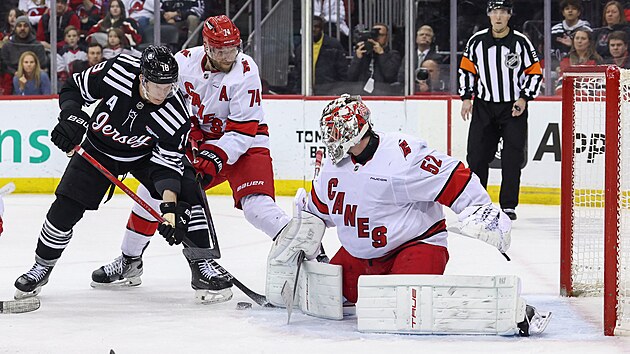 Ond�ej Pal�t bojuje p�ed brankou Pjotra Ko�etkova.