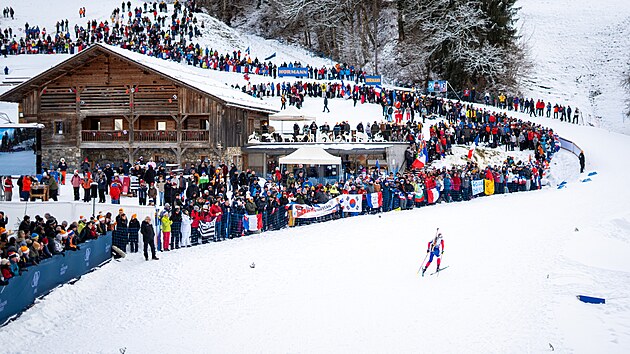 Lucie Charv�tov� stoup� p�ed zraky fanou�k� v Le Grand Bornand.
