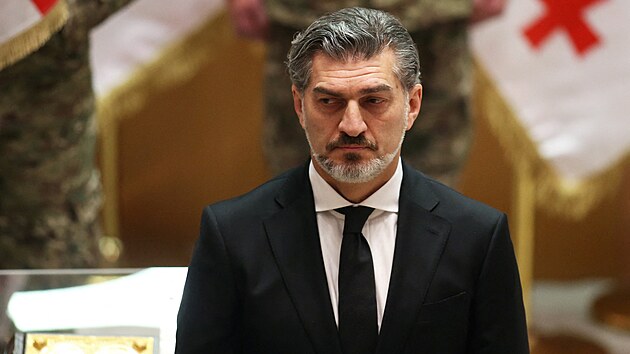 B�val� fotbalista Michail Kavela�vili slo�il p��sahu a stal se gruz�nsk�m prezidentem. (29. prosince 2024)