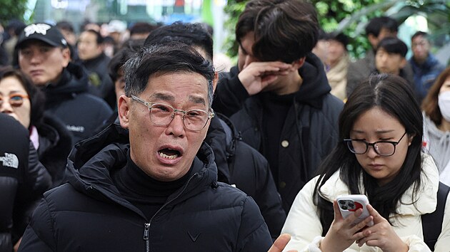 Na leti�t� Muan v Ji�n� Koreji se sjeli p��buzn� pasa��r� a �len� pos�dky letadla, kter� havarovalo cestou z Bangkoku. V�t�ina z nich si musela vyslechnout krutou zpr�vu, �e jejich milovan� u� z�ejm� ne�ije. (29. prosince 2024)