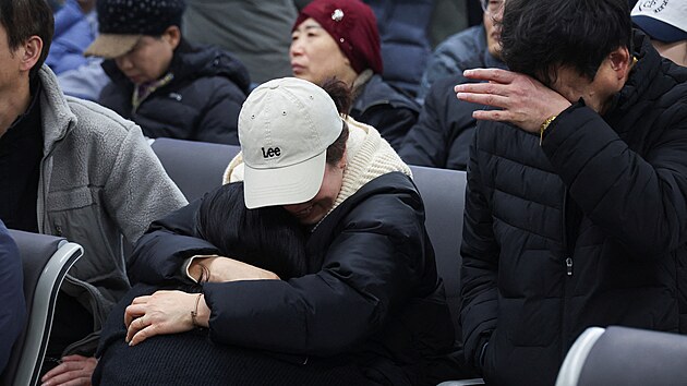 Na leti�t� Muan v Ji�n� Koreji se sjeli p��buzn� pasa��r� a �len� pos�dky letadla, kter� havarovalo cestou z Bangkoku. V�t�ina z nich si musela vyslechnout krutou zpr�vu, �e jejich milovan� u� z�ejm� ne�ije. (29. prosince 2024)