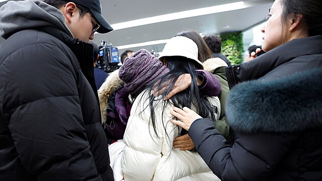 Na leti�t� Muan v Ji�n� Koreji se sjeli p��buzn� pasa��r� a �len� pos�dky letadla, kter� havarovalo cestou z Bangkoku. V�t�ina z nich si musela vyslechnout krutou zpr�vu, �e jejich milovan� u� z�ejm� ne�ije. (29. prosince 2024)