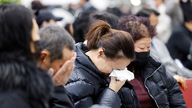 Na leti�t� Muan v Ji�n� Koreji se sjeli p��buzn� pasa��r� a �len� pos�dky letadla, kter� havarovalo cestou z Bangkoku. V�t�ina z nich si musela vyslechnout krutou zpr�vu, �e jejich milovan� u� z�ejm� ne�ije. (29. prosince 2024)