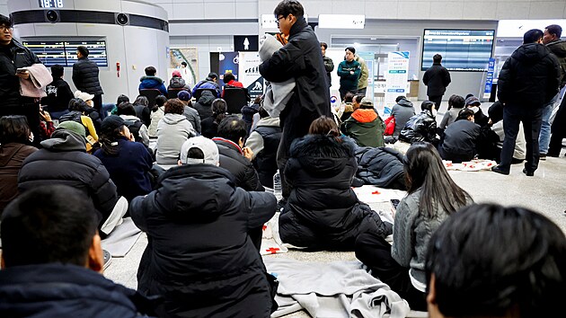 Na leti�t� Muan v Ji�n� Koreji se sjeli p��buzn� pasa��r� a �len� pos�dky letadla, kter� havarovalo cestou z Bangkoku. V�t�ina z nich si musela vyslechnout krutou zpr�vu, �e jejich milovan� u� z�ejm� ne�ije. (29. prosince 2024)