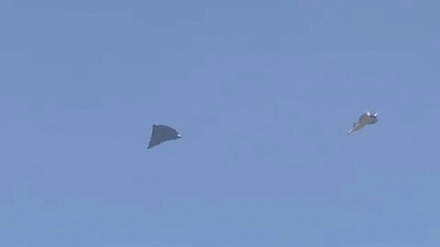 Na internetu se objevily rozmazan� sn�mky dvou z�ejm� nov�ch ��nsk�ch vojensk�ch letoun� s technologi� stealth. Jejich pravost moment�ln� nen� mo�n� ov��it. (27. prosince 2024)