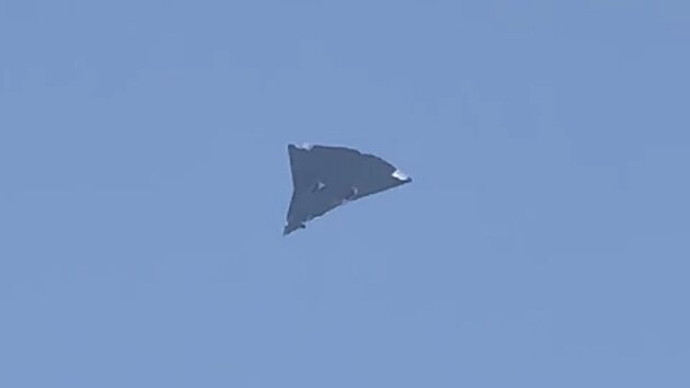 Na internetu se objevily rozmazan� sn�mky dvou z�ejm� nov�ch ��nsk�ch vojensk�ch letoun� s technologi� stealth. Jejich pravost moment�ln� nen� mo�n� ov��it. (27. prosince 2024)