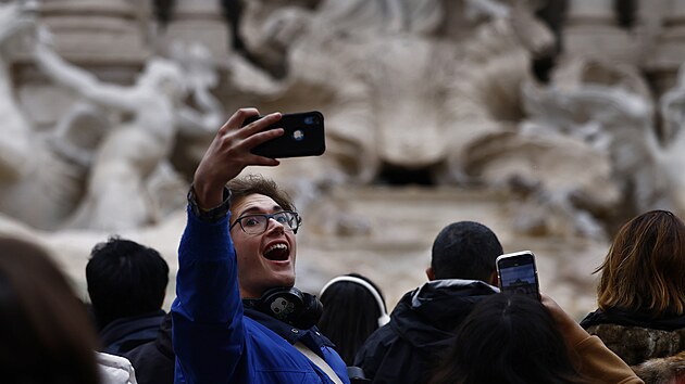 Lid� si prohl�ej� font�nu di Trevi a fotografuj� se p�i jej�m znovuotev�en� pro ve�ejnost. Pam�tka proch�zela p�ed katolick�m svat�m rokem mimo��dnou �dr�bou. (22. prosince 2024)