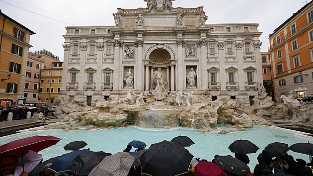 Lid� si prohl�ej� font�nu di Trevi a fotografuj� se p�i jej�m znovuotev�en� pro ve�ejnost. Pam�tka proch�zela p�ed katolick�m svat�m rokem mimo��dnou �dr�bou. (22. prosince 2024)