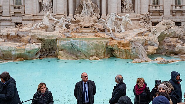 Lid� si prohl�ej� font�nu di Trevi a fotografuj� se p�i jej�m znovuotev�en� pro ve�ejnost. Pam�tka proch�zela p�ed katolick�m svat�m rokem mimo��dnou �dr�bou. (22. prosince 2024)