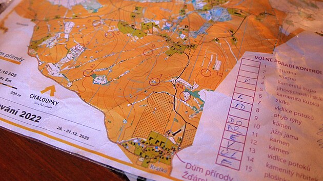 P�i kufrov�n� ��astn�ci hledaj� dle mapy kontroln� stanovi�t�, kde obvykle nach�zej� p�smena do tajenky.