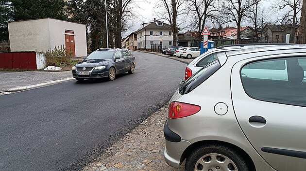 Spodn polovinu apkovy ulice nechala svtelsk radnice opravit v loskm roce. Nov je vyeena napklad kiovatka s Ndran ulic ped sokolovnou, kde vzniklo i odpoinkov msto s lavikami. V ptm roce m oprava pokraovat druhou polovinou nad elezninm pejezdem.