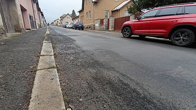 Spodn polovinu apkovy ulice nechala svtelsk radnice opravit v loskm roce. Nov je vyeena napklad kiovatka s Ndran ulic ped sokolovnou, kde vzniklo i odpoinkov msto s lavikami. V ptm roce m oprava pokraovat druhou polovinou nad elezninm pejezdem.
