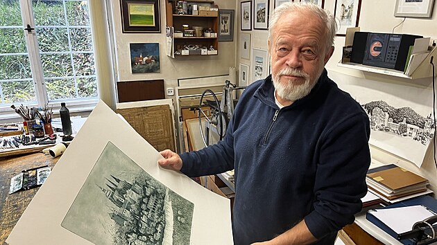 Karlovarsk� mal�� Eduard Milka je ve sv�m ateli�ru prakticky ka�d� den.