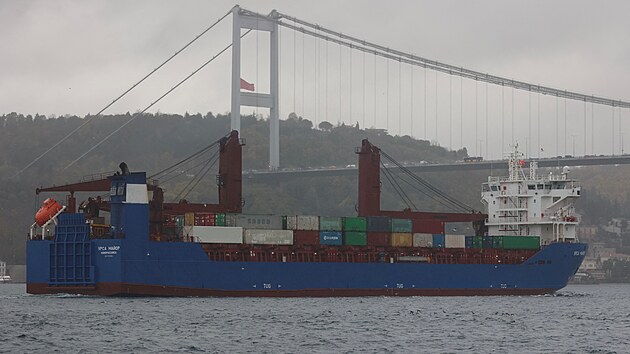 Rusk� n�kladn� lo� Ursa Major v Bosporsk� ��in� v oblasti Istanbulu (4. prosince 2023)