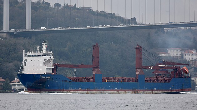 Rusk� n�kladn� lo� Ursa Major v Bosporsk� ��in� v oblasti Istanbulu (4. 12. 2023)