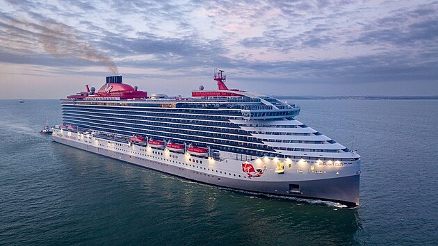 Lo� Resilient Lady spole�nosti Virgin Voyages v p�ístavu Portsmouth (27. srpna...
