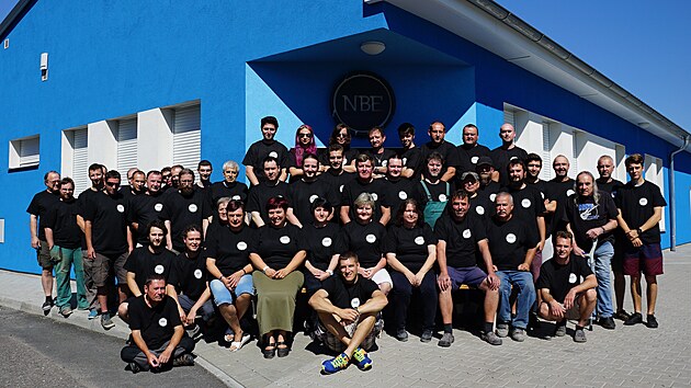 �Za��nali v gar�i, to jsme m�li �ty�i zam�stnance, v sou�asnosti u n�s pracuje 80 lid�,� ��k� Petr Vykydal, zakladatel a majitel NBE Corp.