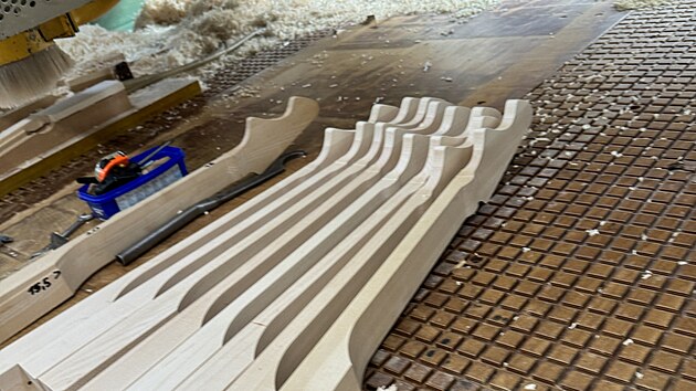 Pohled do v�roby. Denn� z Ho�ovic vyjede do sv�ta dvacet kus� elektrick�ch hudebn�ch n�stroj�. Ka�d� je origin�l nejen kv�li pou�it�mu konkr�tn�mu kusu d�eva, ale ka�d�ho jednotliv� se mus� dotknout n�kolik p�r� rukou � p�i brou�en�, lepen�, lakov�n�, le�t�n� laku, instalaci pra�c�, mont�i� Je to jedna z hodnot, kterou se n�stroje NBE Corp. odli�uj� od mnoh� konkurence.